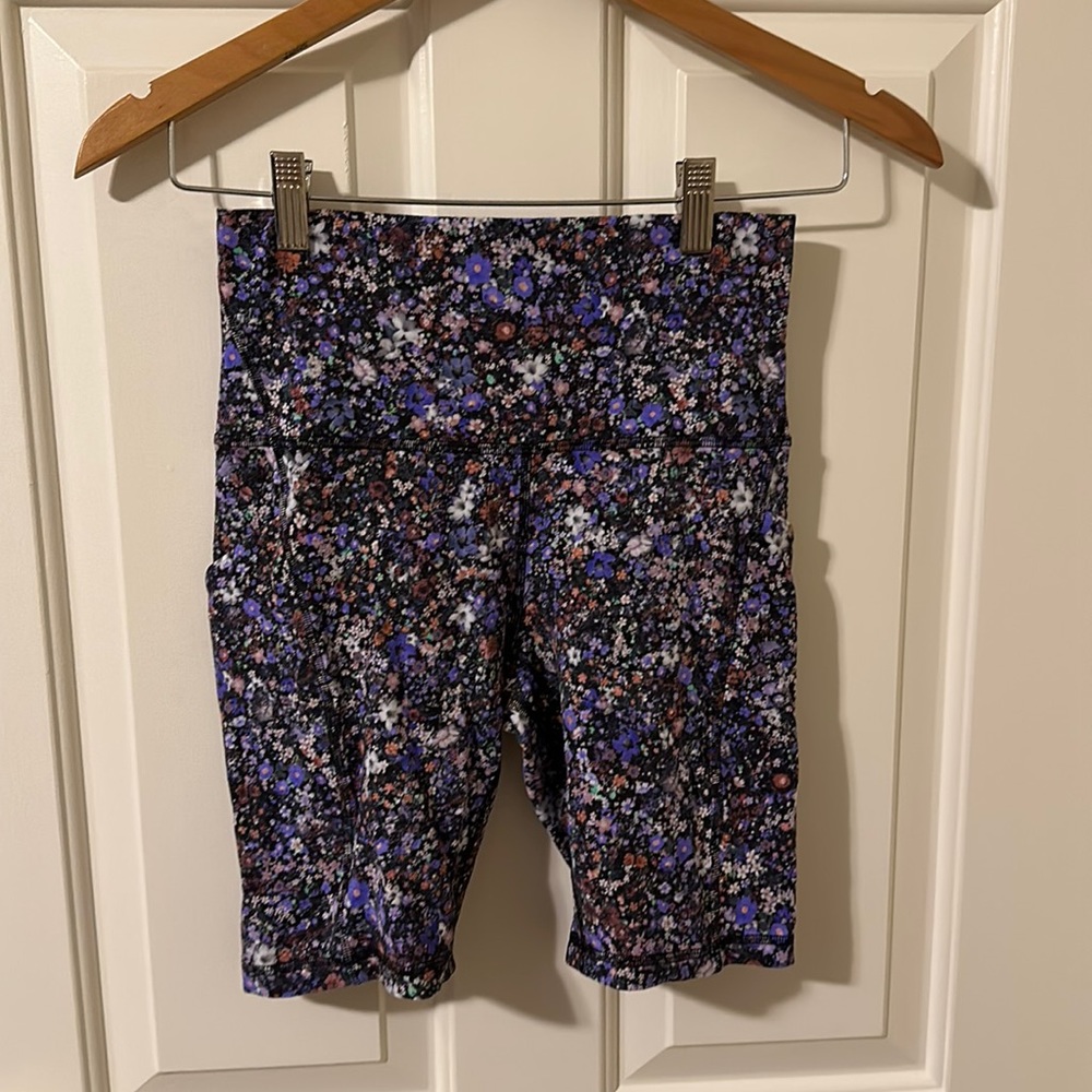Lululemon Align High Rise Short w pockets 8”Pretty flower burst multi color